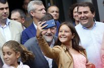 Rajoy se prest� a hacerse �selfies� con los tel�fonos m�viles de peque�os y mayores. 