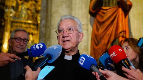 El Deán de la Catedral de Oviedo, Benito Gallego, atiende a los medios de comunicación en la Catedral de Oviedo