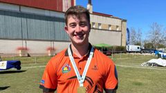Diego Conde posa tras recibir una medalla en un campeonato de tiro con arco
