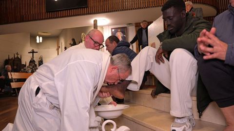 Lavatorio de pies en la iglesia parroquial de Carballo, este Jueves Santo