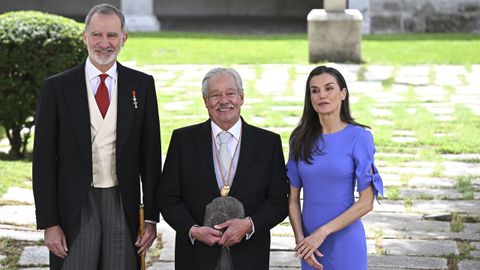 Los reyes Felipe VI y Letizia junto al escritor mexicano Gonzalo Celorio, Premio Cervantes 2025, tras la ceremonia de entrega del galard&oacute;n.