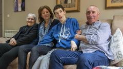 Elba Gonz�lez, Esther Blanco, F�lix Doniz y �ngel Doniz, en el sal�n de su casa