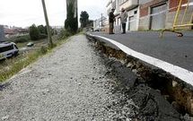 El hundimiento del suelo ha causado de nuevo una gran brecha en la calzada.