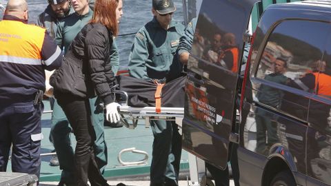 Llegada al puerto de Combarro del cuerpo del tripulante que estaba desaparecido. 