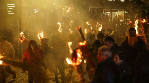 La comitiva lleva antorchas de paja.