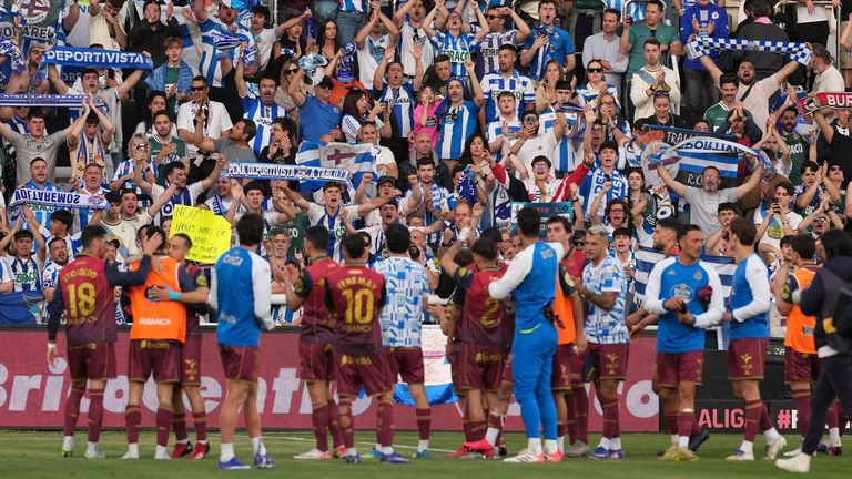 Los jugadores del Deportivo saludan a sus seguidores al t&eacute;rmino del partido en Burgos