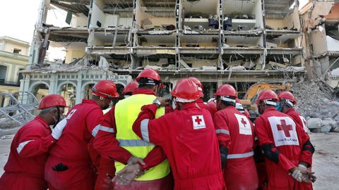 Un equipo de Cruz Roja delante del Hotel Saratoga