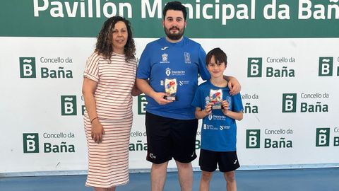 Ra�l L�pez, en el centro, junto a Anxo Castro