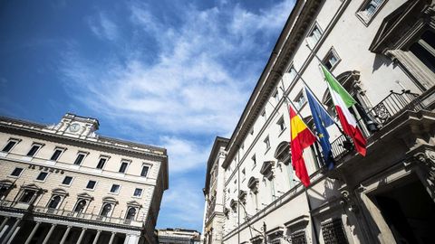 Las banderas de Espaa, la Unin Europea e Italia ondean a media asta en la entrada del Palacio Chigi en Roma