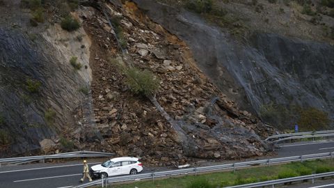 El desprendimiento de tierras arrastr un coche, pero el conductor sali ileso