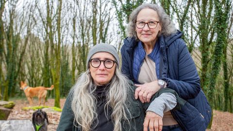 Rosa (en la foto con Se, parte del equipo del coliving de Anceu) dej&oacute; su aldea a los 7 a&ntilde;os, volvi&oacute; tras vivir en M&eacute;xico y Brasil, y hoy trabaja para ampliar la comunidad estable de Anceu. Rosa, Se y Ari son el motor del coliving con Agust&iacute;n y &Aacute;frica