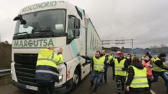 Huelga de transporte: Un piquete corta la A-8 en Vilalba
