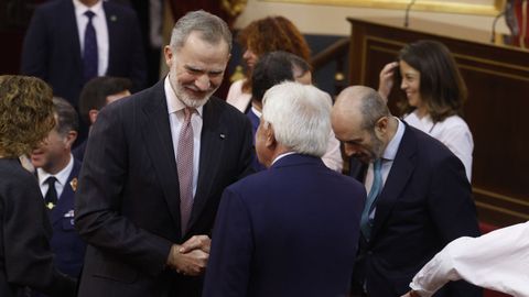 El expresidente del Gobierno, Felipe Gonz�lez, saluda al rey Felipe VI durante la presentaci�n de una edici�n del libro �El rey�