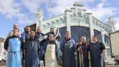 Buena parte de los placeros de la Pescader�a posaron para La Voz ante su fachada cuando se cumplen cien a�os de su construcci�n