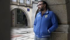 O rexedor, nos soportais da r�a do Curro que ven de ser estreada despois da reforma integral do seu pavimento.<span lang= es-es > </span>