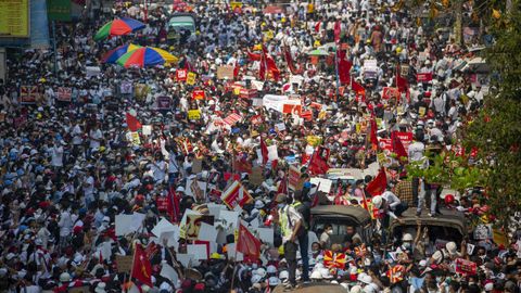 Multitudinaria protesta en la calles de Rangn