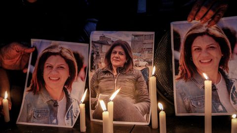 Activistas libaneses muestran fotograf�as de la periodista Shireen Abu Akleh.