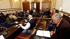 Los marineros de la flota de Mauritania, en el sal�n de plenos del Concello de Mar�n, donde est�n encerrados en protesta por su situaci�n