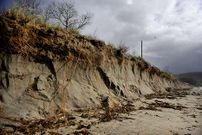El talud de arena de la playa se acent�a cada vez m�s.
