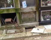 Bajo la tapa de los ceniceros hay cemento y no un espacio vac�o. 