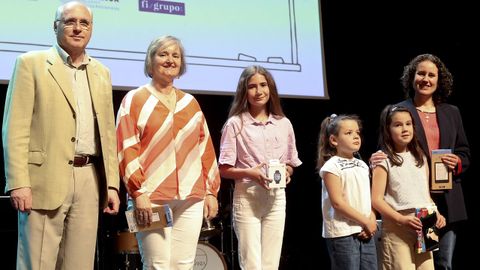 PREMIOS PRENSA-ESCUELA. El secretario general de Corporación Voz de Galicia, Manuel Areán, entregó los premios infantiles de Mejor Periodista. Posó con: Guadalupe González, profesora, y Alicia Fernández, su alumna, ganadora de la modalidad B, con el dibujo y resumen de una noticia sobre Gaza; a la derecha, Ana Isabel Rañón y su alumna Rocío Rivas, ganadora de la modalidad A (hasta tercero de primaria) por un dibujo del repunte de nacimientos en Monforte la noche del apagón. Las niñas obtendrán una tableta de lectura y sus maestras, un libro electrónico. En medio, de camiseta blanca está Jara García, segunda de la modalidad de los más pequeños que se lleva un karaoke; se da la circunstancia de que Jara es hermana de Eire García, una niña que en el 2023 ganó el mismo premio