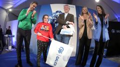 Alfonso Rueda, con Diego Calvo, Fabiola Garcia y Maria Sampedro en el miti en Ribeira