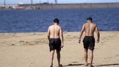 Dos ba�istas en la playa de Poniente, en Gij�n