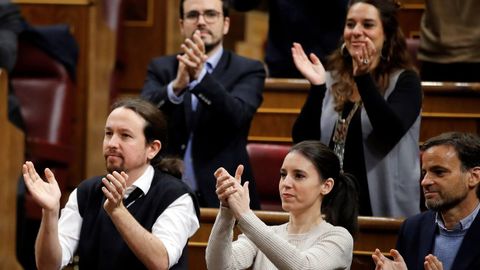 La bancada de Unidas Podemos aplaude a Pedro Snchez