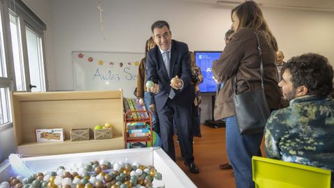 El conselleiro de Educaci&oacute;n, Rom&aacute;n Rodr&iacute;guez, presentando el proyecto de las aulas senda, este martes en el CEIP de Roxos, en Santiago. 