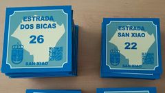 Placas para la nueva numeración en San Xiao, en Narón