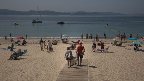 Gente disfrutando de un día de playa en Sanxenxo.
