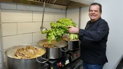 Victor V�zquez, due�o de Casa Matilde, preparando su famoso cocido en el local de Atocha Alta