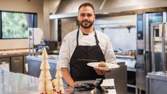 David Souto, chef de Finca Mostesqueiro, con algunas de las propuestas.