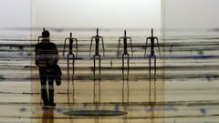 Espectadores en el CGAC recorren una instalaci�n de Antony Gormley en una exposici�n del escultor londinense en enero del 2002.