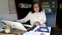 Beatriz, diagnosticada de bipolaridad desde los 28 aos, en su lugar de trabajo.