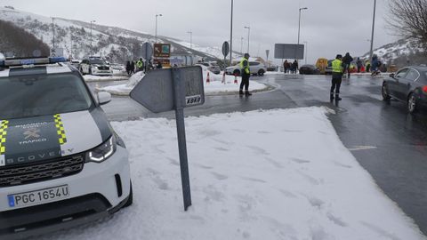 La Guardia Civil, regulando el tráfico en Pedrafita