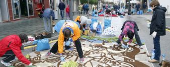Pese a la lluvia y el viento, ayer a mediod�a cientos de burelenses se afanaban con la gran alfombra floral para la procesi�n nocturna. 