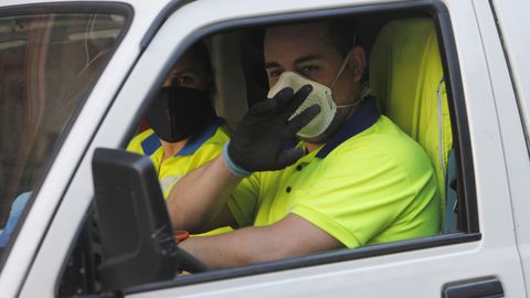 Empleados del servicio municipal de limpieza, en su trayecto por el centro de la ciudad