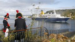 Imagen de archivo de la despedida de un crucero saliendo de la r�a de Ferrol. 