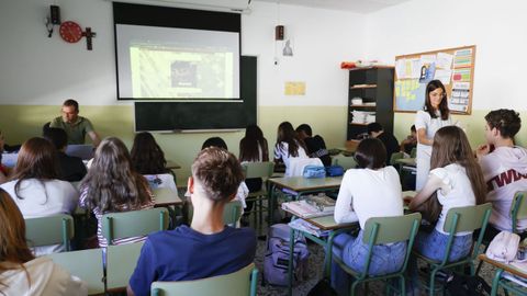 Alumnos atendiendo las explicaciones de los profesores durante una clase.