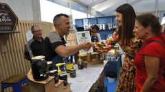 La conselleira de Medio Rural junto a la alcaldesa de Viveiro en el puesto de Mel do Cap�n, de Cervo