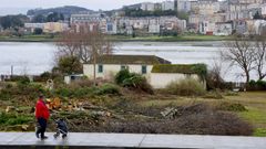 nacional.Unos vecinos caminan por los solares que se acaban de desbrozar, en Perillo, y donde el Concello denuncia que el Estado pone trabas a una nueva urbanizaci�n