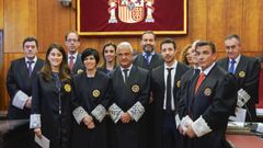 La jueza Pilar de Lara Cifuentes (4i) junto al preside el presidente del TSJ, Jesús Chamarro (c) durante su acto de toma de posesión como nueva magistrada de la Sección Tercera de la Audiencia Provincial de Oviedo este miércoles y en el que los jueces Pilar Expósito (i), titular del Juzgado de Pravia, y Adrián González (2d), titular del Juzgado de Primera Instancia e Instrucción 2 de Langreo, han jurado su nueva condición de magistrados