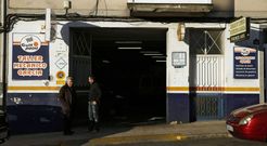 <span lang= es-es >Si es legal, se nota</span>. En la provincia de Ourense hay 400 talleres de reparaci�n de autom�viles legales, como el de la imagen. Todos est�n perfectamente identificados y se encuentran de cara al p�blico. La Xunta ha publicado una lista con las empresas legales, para que los clientes sepan a d�nde ir. 