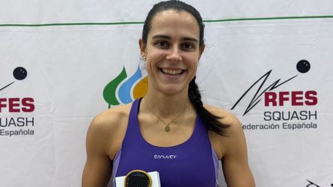 Marta Dom�nguez con el trofeo de campeona de Espa�as de squash
