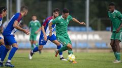 Steven, con Vanderson a la derecha, conduce un bal�n en el Vetusta-Avil�s de la �ltima pretemporada