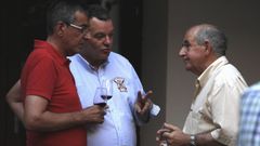 Jose Luis �lvarez (a la derecha) y Juan Carlos Armesto (centro) junto con el alcalde de Sober, Luis Fern�ndez Guiti�n, durante una presentaci�n de material tur�stico sobre la Ribeira Sacra