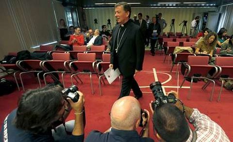 Juan Antonio Martínez Camino, que el miércoles será relevado, a su llegada a una rueda de prensa de la Conferencia Episcopal.