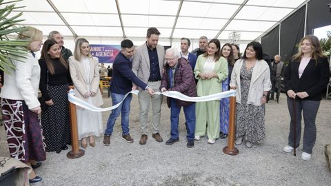 Autoridades municipales, de la Diputaci�n y de la Xunta, as� como del IES local, participaron en la inauguraci�n de la fiesta. De cortar la cinta se ocup� el pregonero
