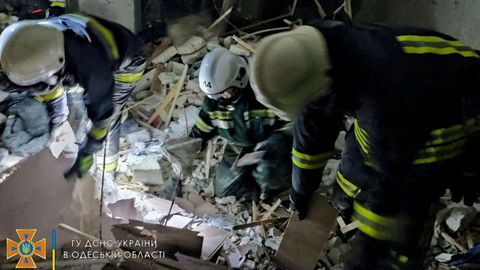 Bomberos buscan posibles v�ctimas en un edificio derruido en Serhiivka.